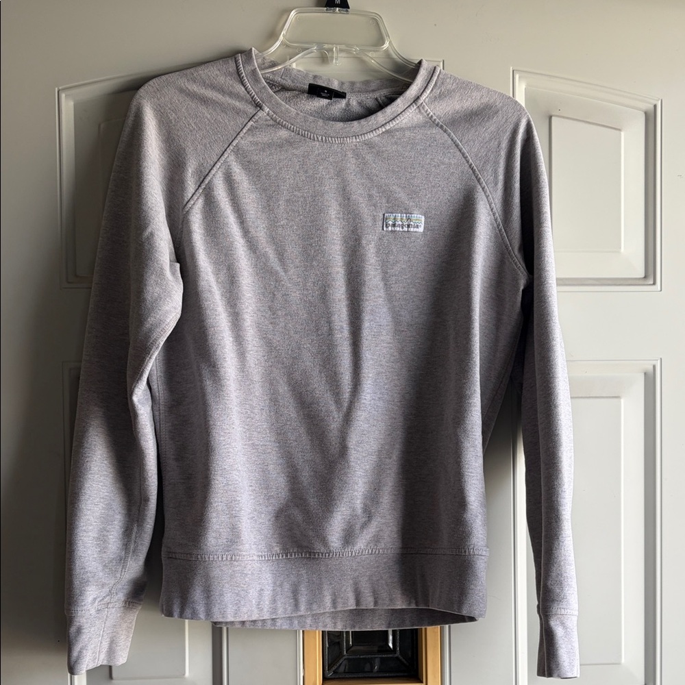 Patagonia women’s light grey long-sleeve crewneck sweatshirt, size S